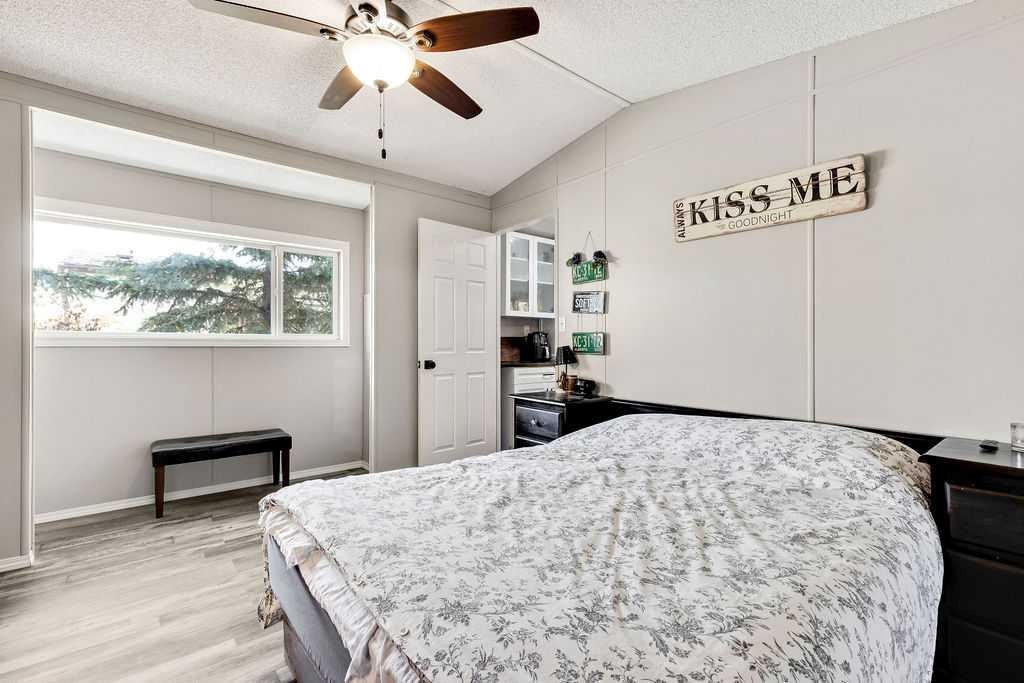 9 Walsh Bay, Acme, AB