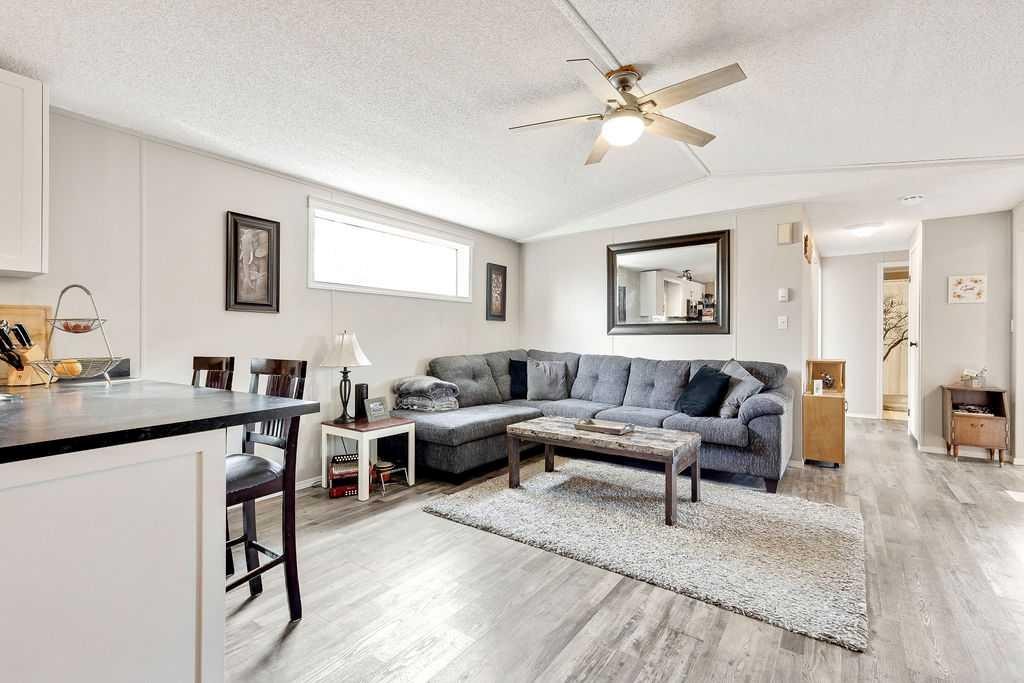 9 Walsh Bay, Acme, AB
