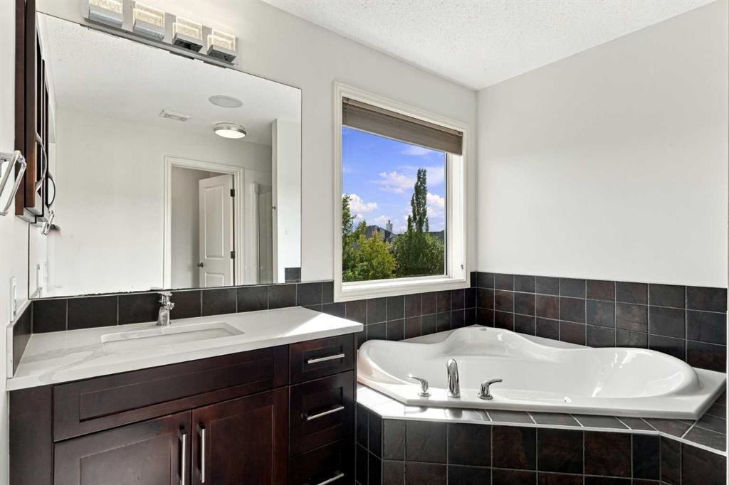 29 Cranleigh Park Se, Calgary, AB