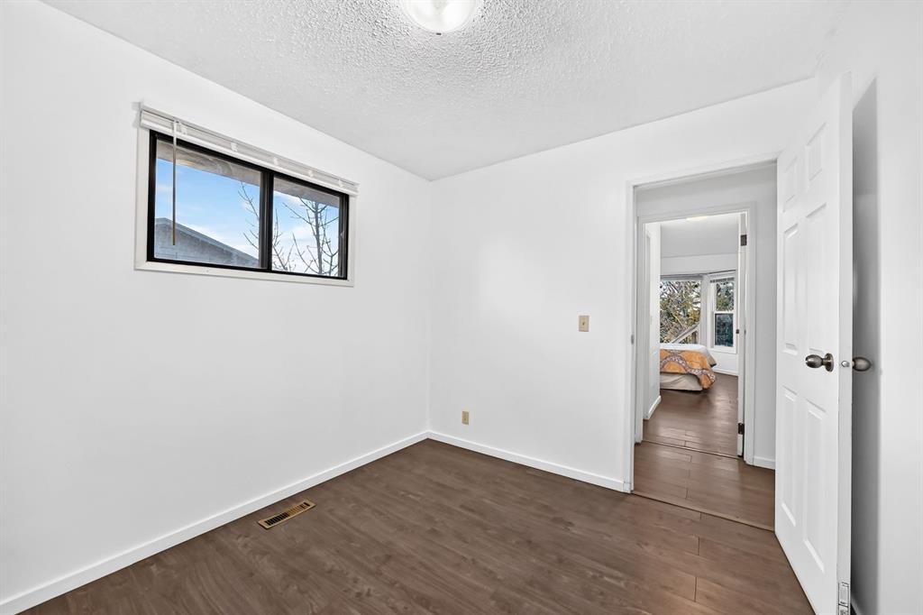 260 Berwick Drive Nw, Calgary, AB