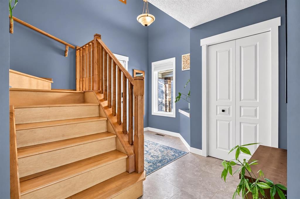 38 Somerside Crescent Sw, Calgary, AB