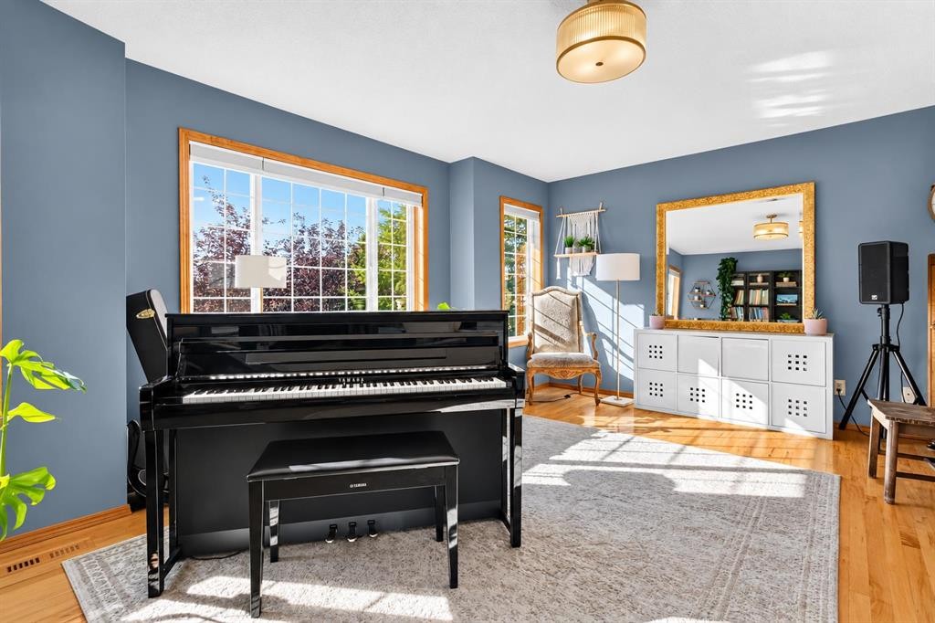 38 Somerside Crescent Sw, Calgary, AB