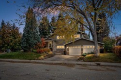 6526 Laurentian Way SW Calgary, AB T3E 5N3