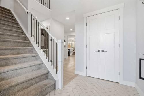 130 Chapman Close Se, Calgary, AB 