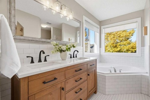 130 Chapman Close Se, Calgary, AB 