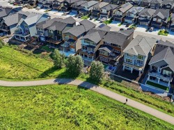 129 Wolf Hollow Villas SECalgary, AB T2X 5K1