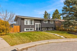20 Maple Court Crescent SE Calgary, AB T2J 1V7