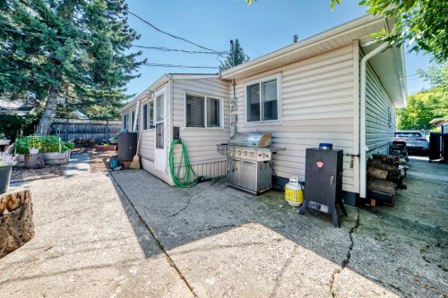 8512 33 Avenue Nw, Calgary, AB 