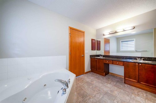 38 Everhollow Rise Sw, Calgary, AB 