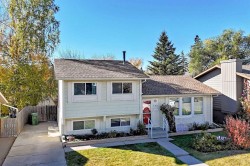 143 Deer Ridge Way SE Calgary, AB T2J 5Y7