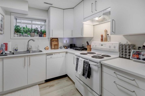 8636 47 Avenue Nw, Calgary, AB 