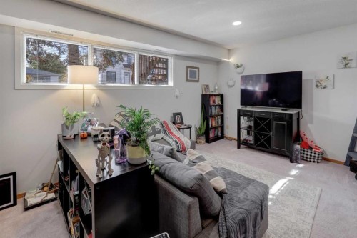 8636 47 Avenue Nw, Calgary, AB 