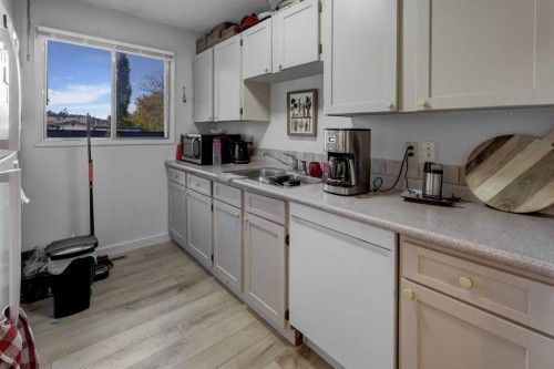 8636 47 Avenue Nw, Calgary, AB 