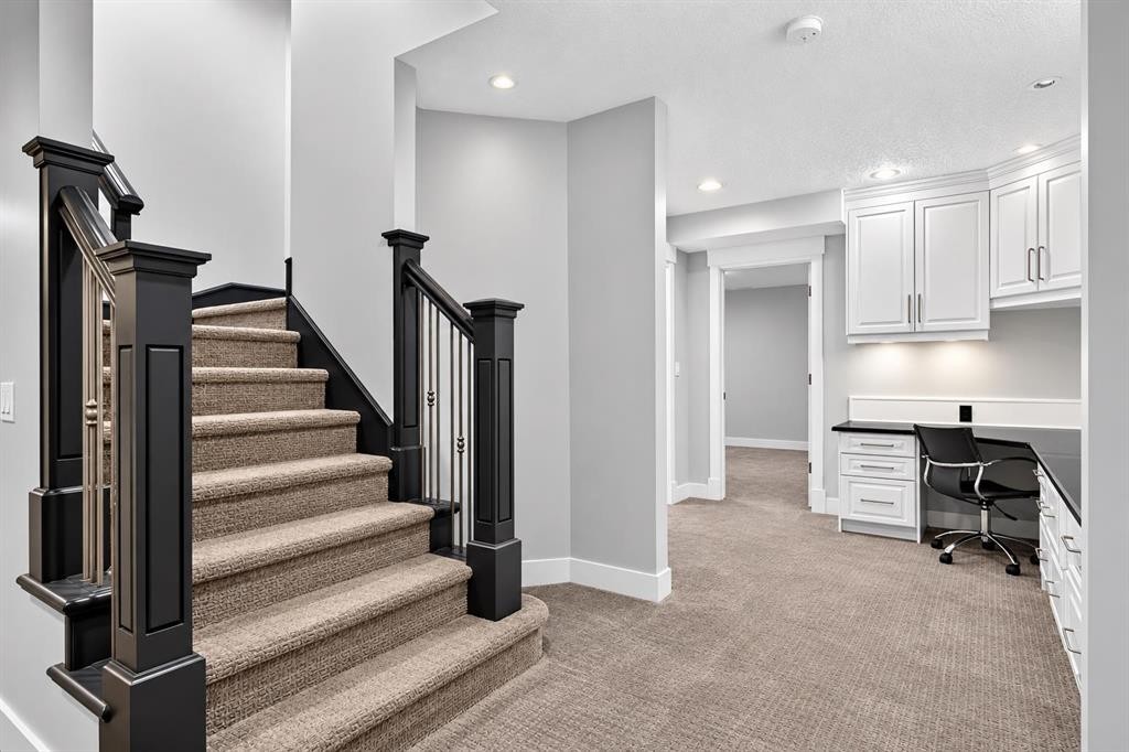 83 Discovery Ridge Boulevard Sw, Calgary, AB