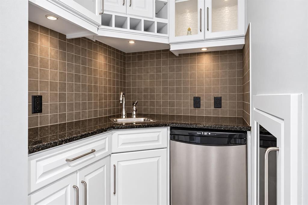 83 Discovery Ridge Boulevard Sw, Calgary, AB