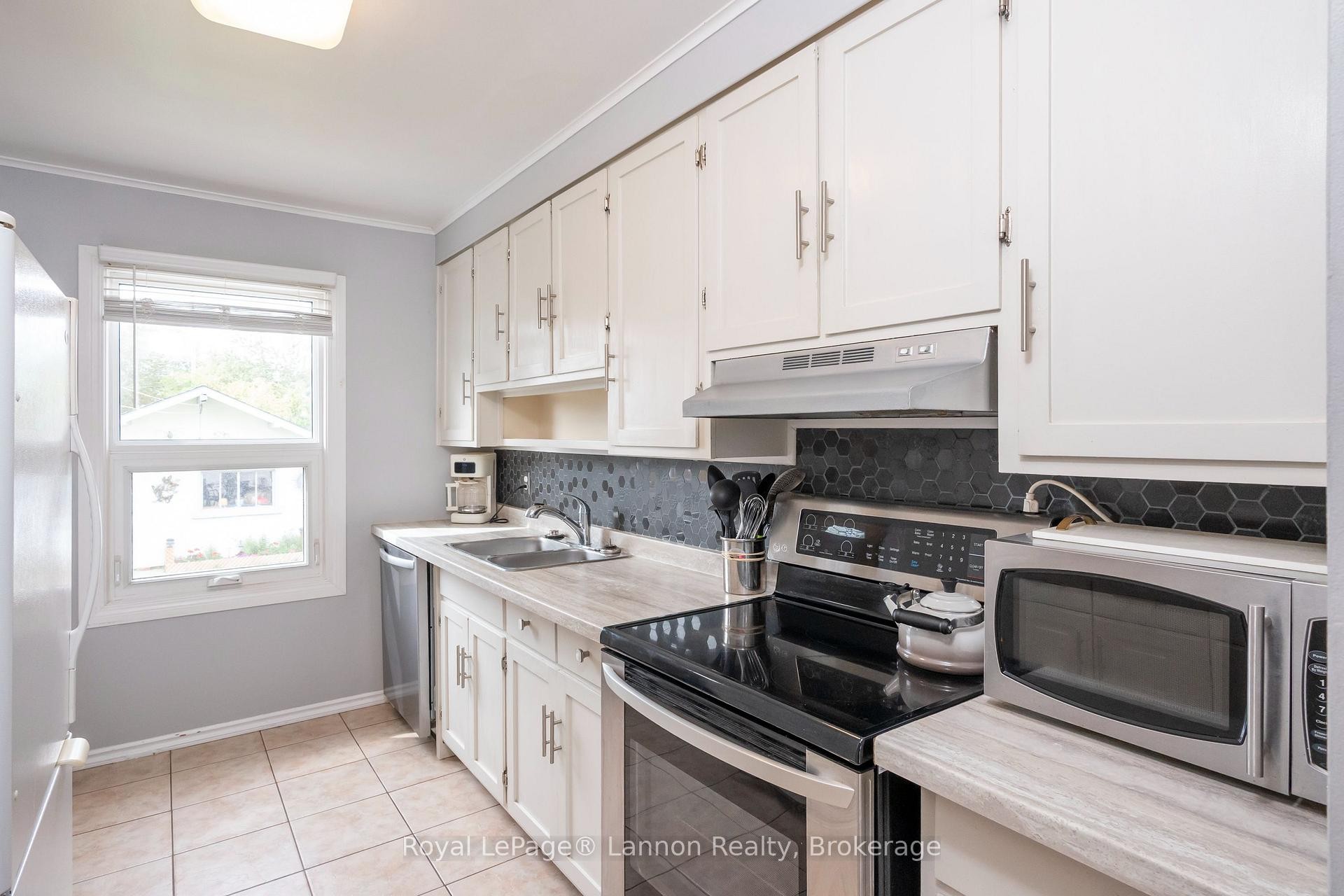 859 Syndicate Avenue N, Thunder Bay, ON