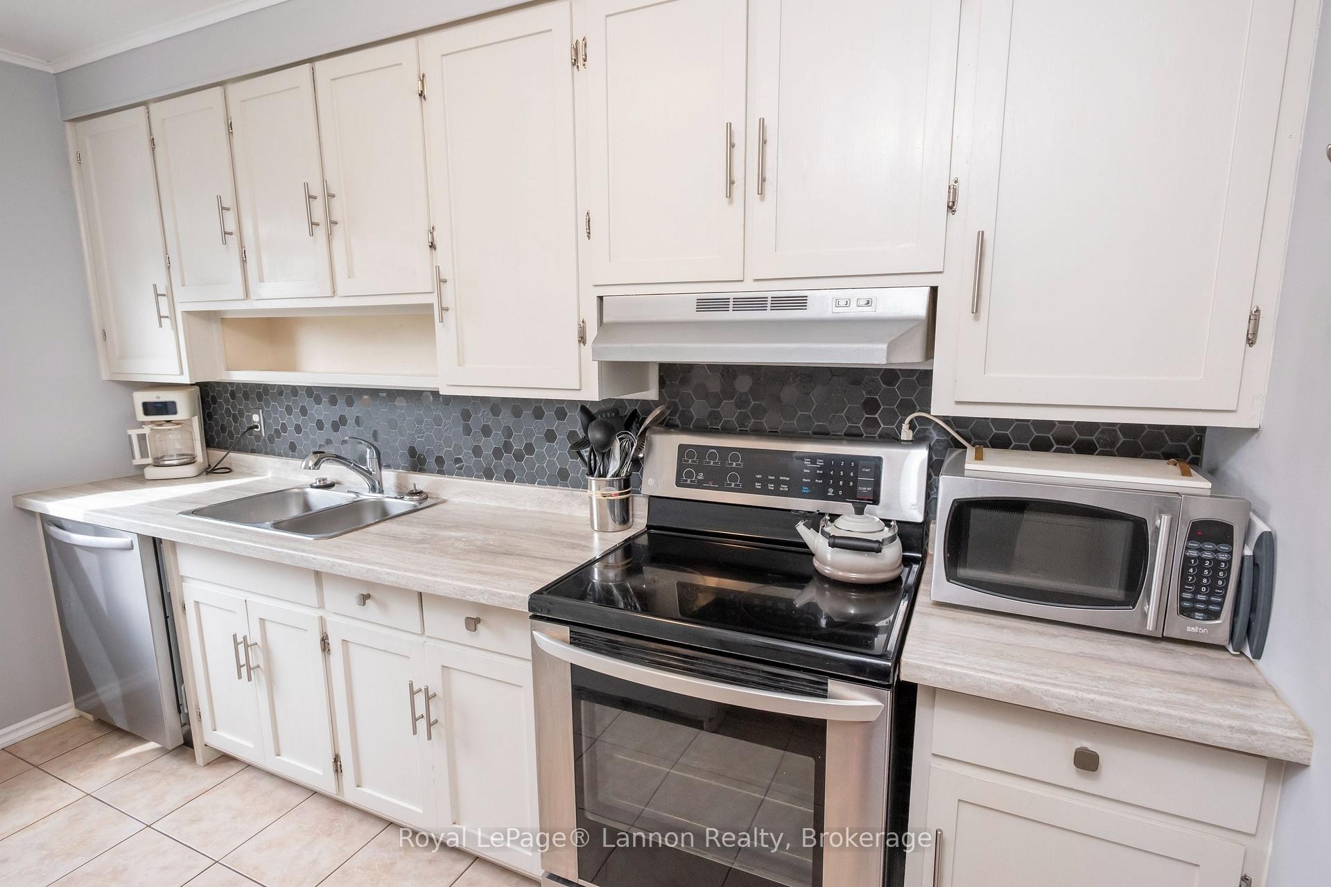 859 Syndicate Avenue N, Thunder Bay, ON
