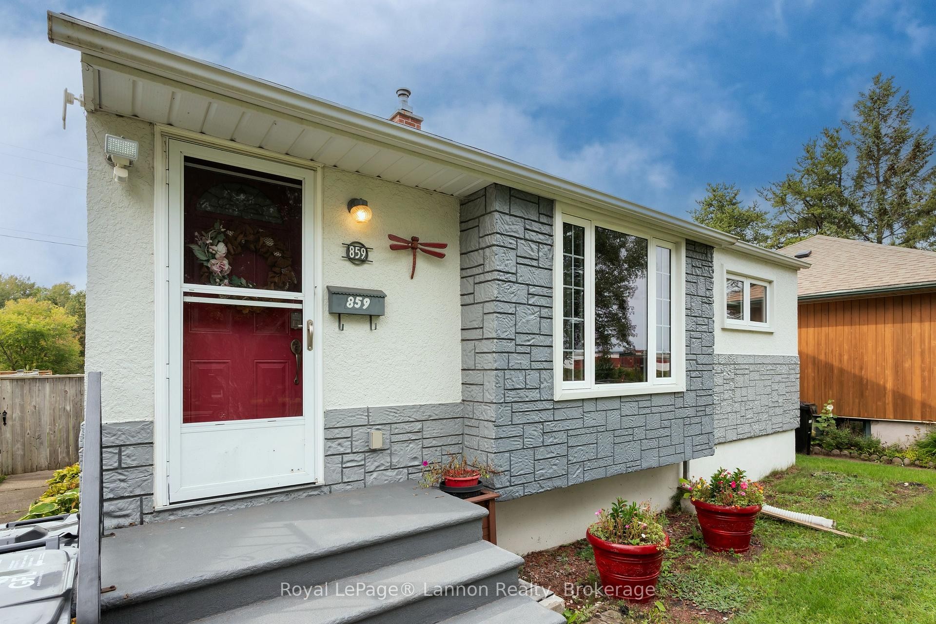 859 Syndicate Avenue N, Thunder Bay, ON