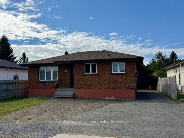 782 James Street N, Thunder Bay, ON