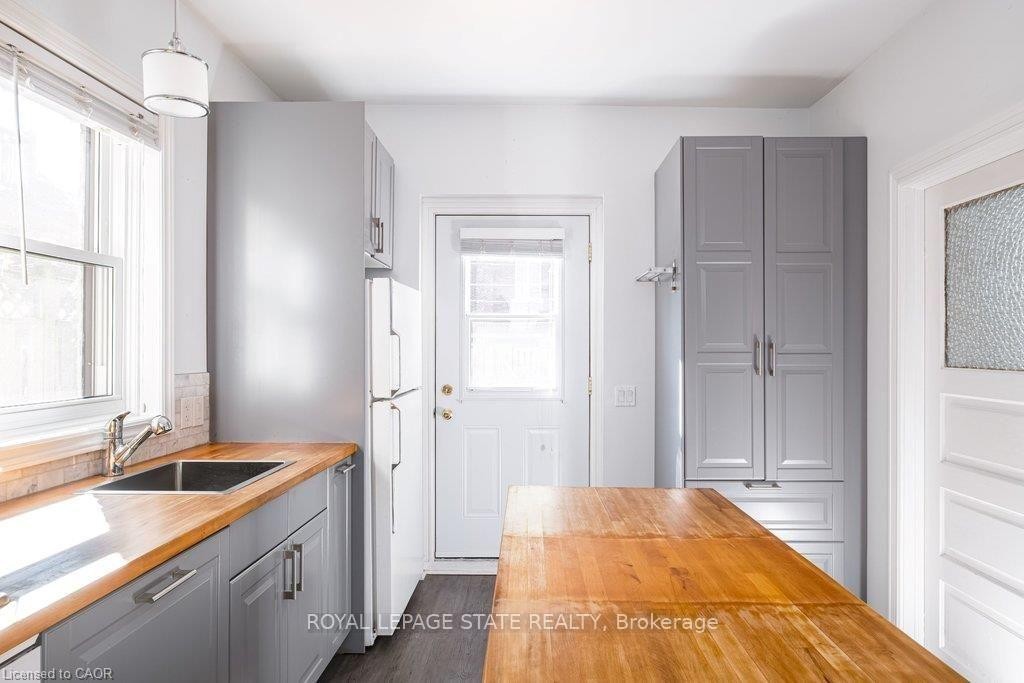 303 Charlton Avenue W, Hamilton, ON