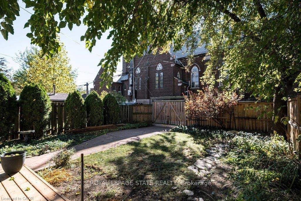 303 Charlton Avenue W, Hamilton, ON