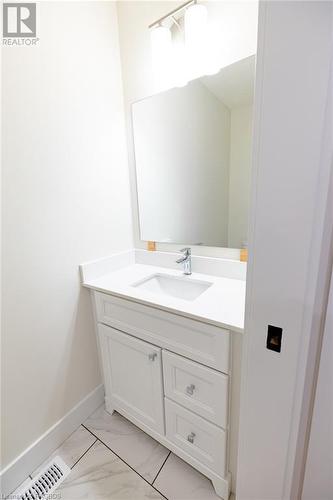 222 16Th Avenue Crescent, Hanover, ON - Indoor Photo Showing Bathroom
