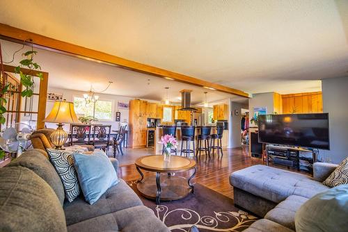 2402 Silver King Road, Nelson, BC - Indoor Photo Showing Living Room