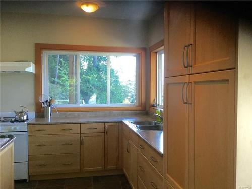29 Haggard Cove, Port Alberni, BC - Indoor Photo Showing Kitchen With Double Sink