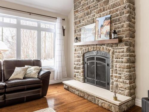 Salon - 894 Rue Arthur-Mcnicoll, Shawinigan, QC - Indoor Photo Showing Living Room With Fireplace