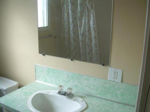 2575-2587 Thompson Drive, Kamloops, BC - Indoor Photo Showing Bathroom