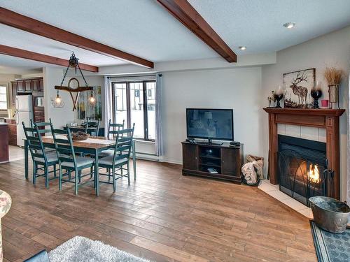 Vue d'ensemble - 1-142 Rue Pinoteau, Mont-Tremblant, QC - Indoor Photo Showing Living Room With Fireplace