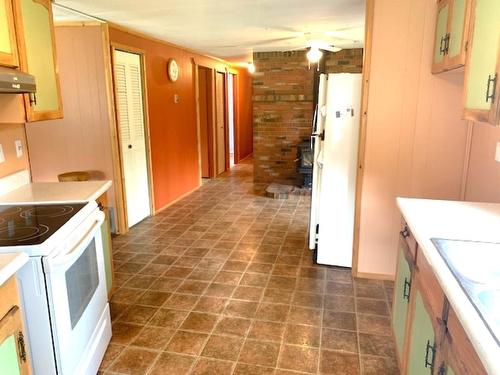 8412 Kaisner Road, Elk Valley, BC - Indoor Photo Showing Kitchen