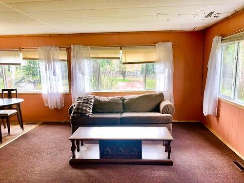 8412 Kaisner Road, Elk Valley, BC - Indoor Photo Showing Living Room