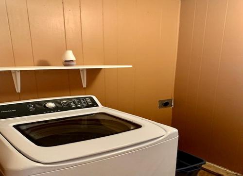 8412 Kaisner Road, Elk Valley, BC - Indoor Photo Showing Laundry Room