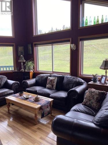 4221 Lodge Road, Lac La Hache, BC - Indoor Photo Showing Living Room