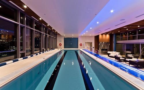 Piscine - 750-1280 Rue Sherbrooke O., Montréal (Ville-Marie), QC - Indoor Photo Showing Other Room With In Ground Pool