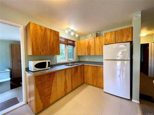 780 Campbell St, Tofino, BC - Indoor Photo Showing Kitchen With Double Sink