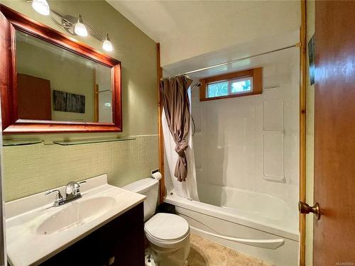 780 Campbell St, Tofino, BC - Indoor Photo Showing Bathroom