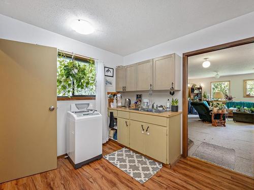 780 Campbell St, Tofino, BC - Indoor Photo Showing Laundry Room