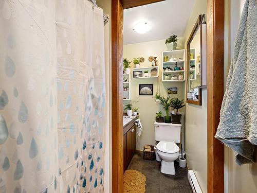 780 Campbell St, Tofino, BC - Indoor Photo Showing Bathroom