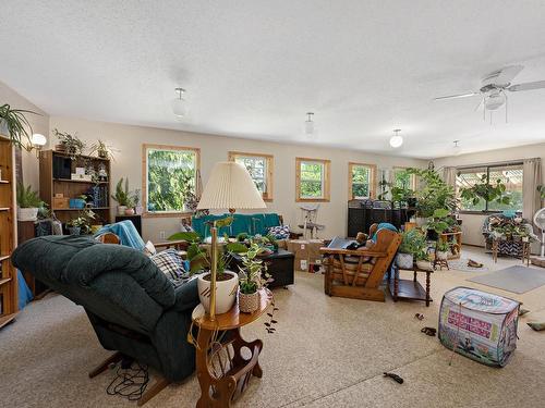 780 Campbell St, Tofino, BC - Indoor Photo Showing Living Room