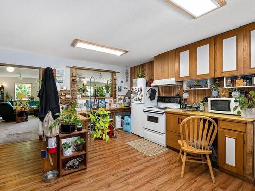 780 Campbell St, Tofino, BC - Indoor Photo Showing Kitchen