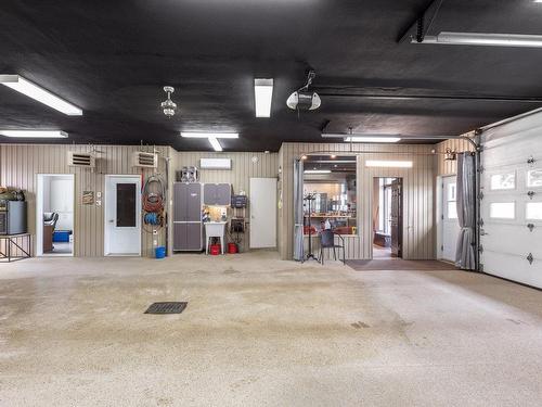 Garage - 261 126E Rue, Shawinigan, QC - Indoor Photo Showing Garage