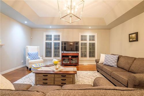 55 Eighth Road E, Stoney Creek, ON - Indoor Photo Showing Living Room