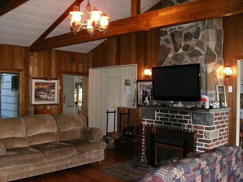 Living room - 179 Ch. Du Lac-Noir, Saint-Jean-De-Matha, QC - Indoor Photo Showing Living Room With Fireplace