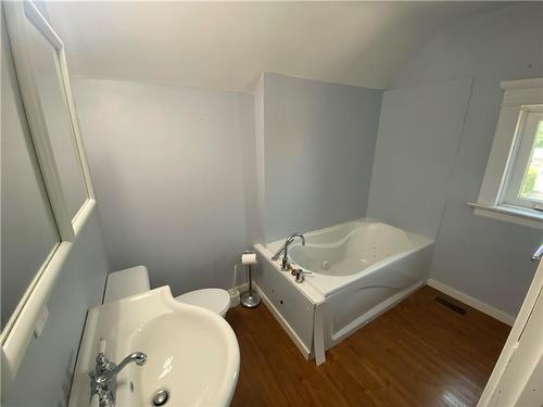 400 4Th Street, Brandon, MB - Indoor Photo Showing Bathroom