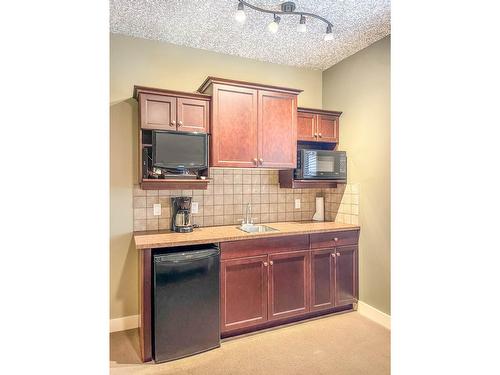 334 - 300 Bighorn Boulevard, Radium Hot Springs, BC - Indoor Photo Showing Kitchen