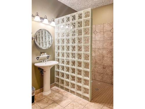 334 - 300 Bighorn Boulevard, Radium Hot Springs, BC - Indoor Photo Showing Bathroom