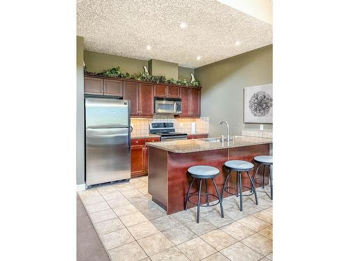 334 - 300 Bighorn Boulevard, Radium Hot Springs, BC - Indoor Photo Showing Kitchen