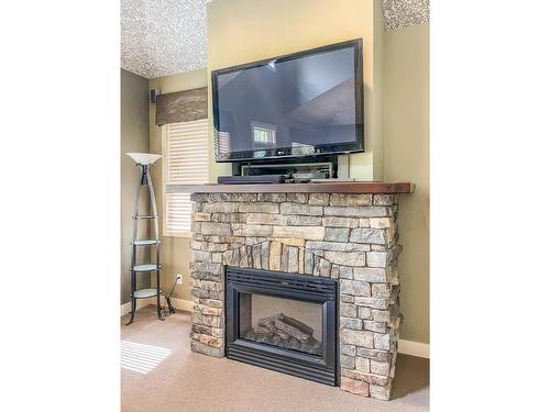 334 - 300 Bighorn Boulevard, Radium Hot Springs, BC - Indoor Photo Showing Living Room With Fireplace
